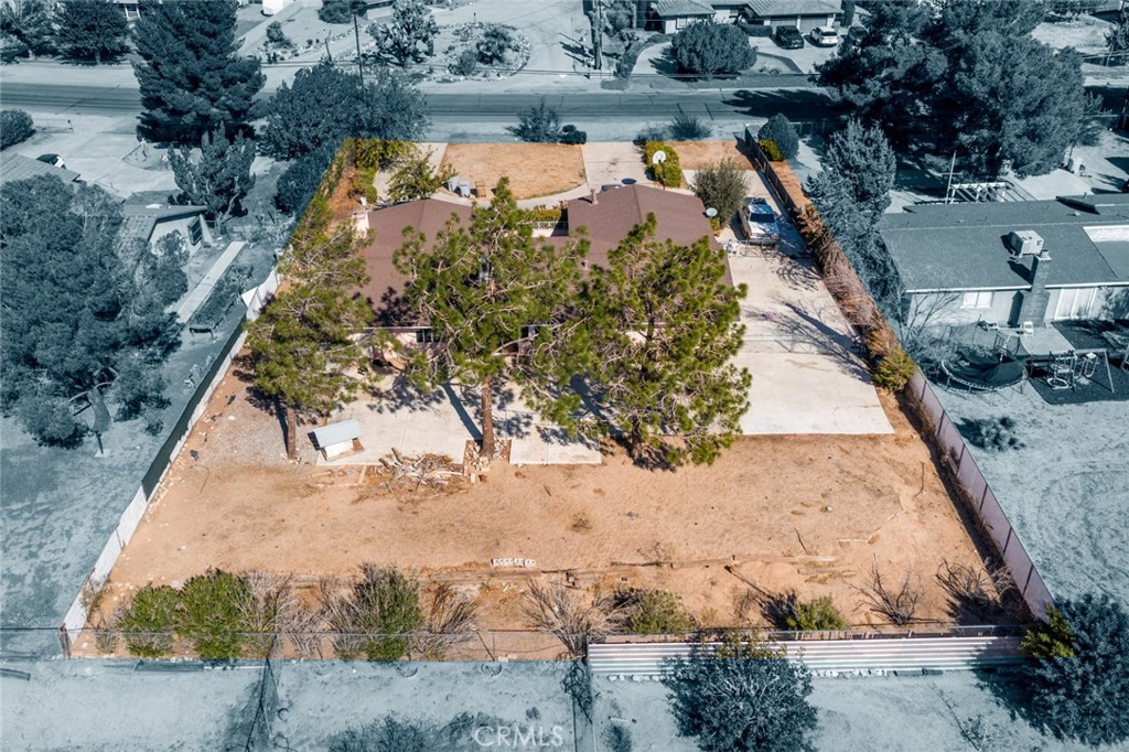 18629 Orange Street Hesperia, CA 92345 - Photo 33 of 46 a view of a yard with wooden fence