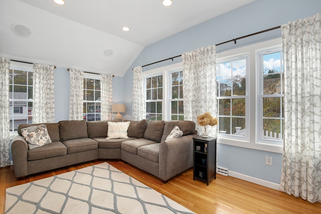 33 Hall Road Chelmsford, MA 01824 - Photo 4 of 27