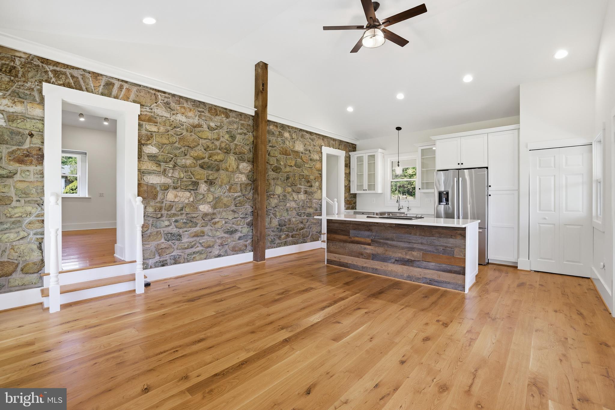 17781 Roxbury Hall Road Leesburg, VA 20175 - Photo 75 of 107 Guest cottage kitchen with vaulted ceilings