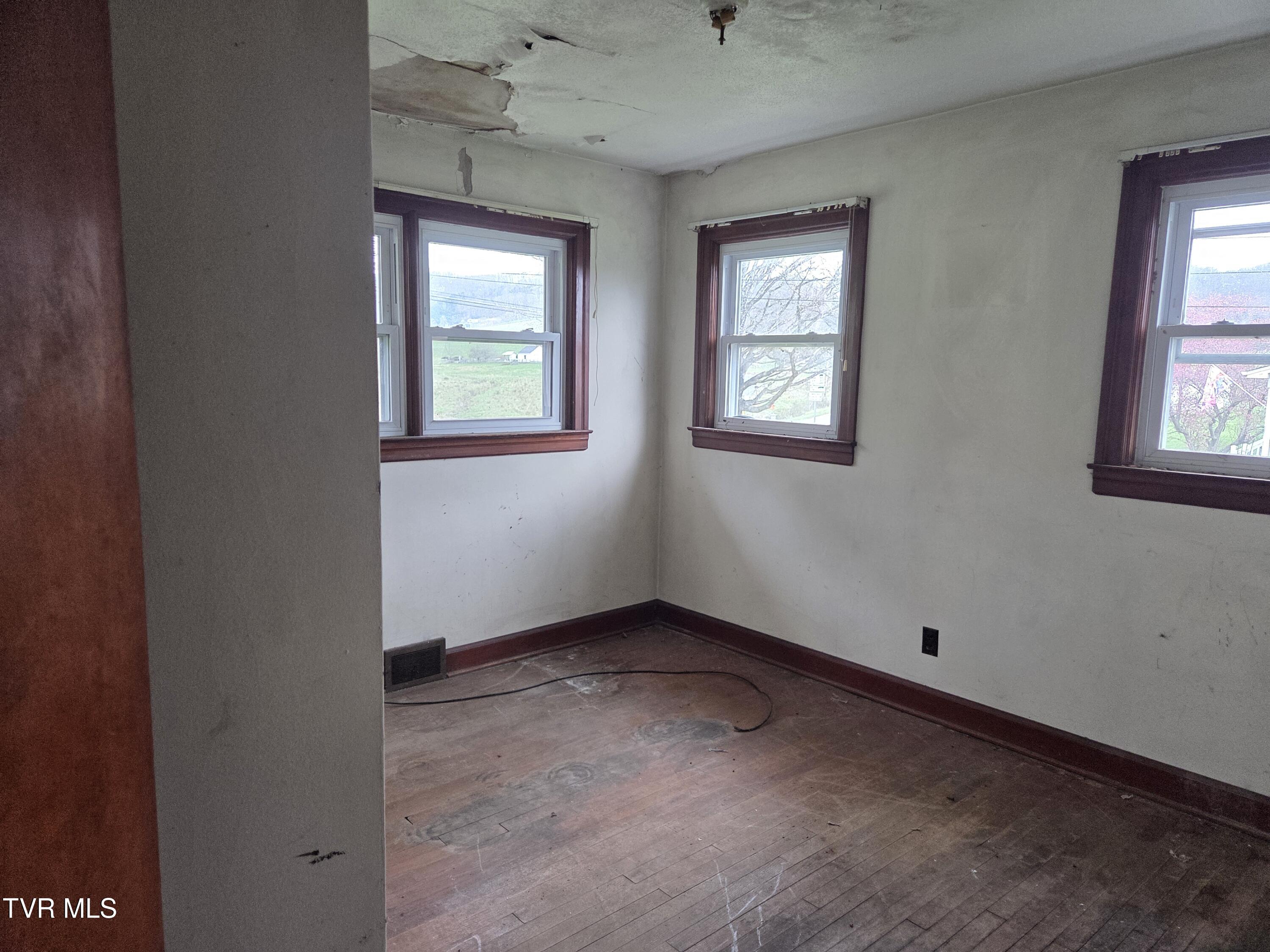 10189 Crescent Road Glade Spring, VA 24340 - Photo 17 of 28 *