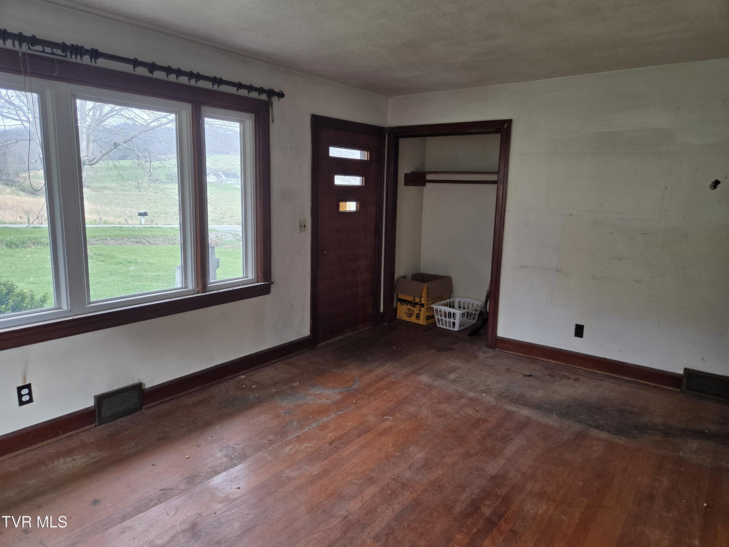 10189 Crescent Road Glade Spring, VA 24340 - Photo 10 of 28 *