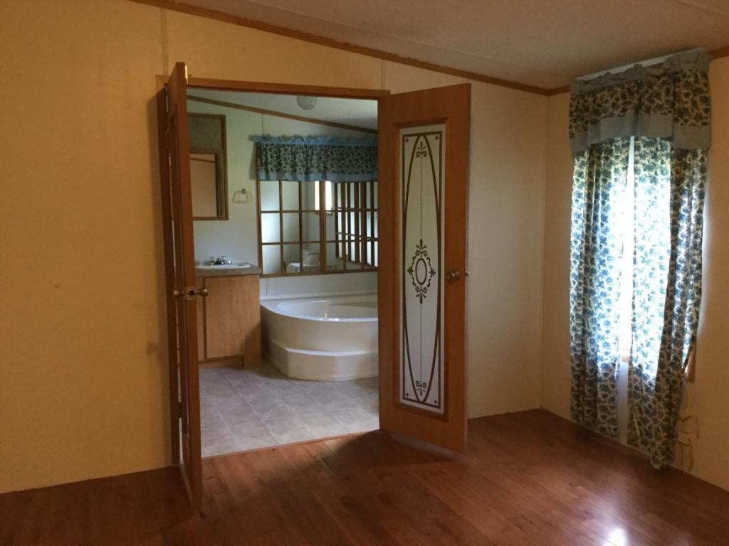 21645 Tranbarger Road Bristol, VA 24202 - Photo 15 of 25 Stepping from Bedroom to Bath