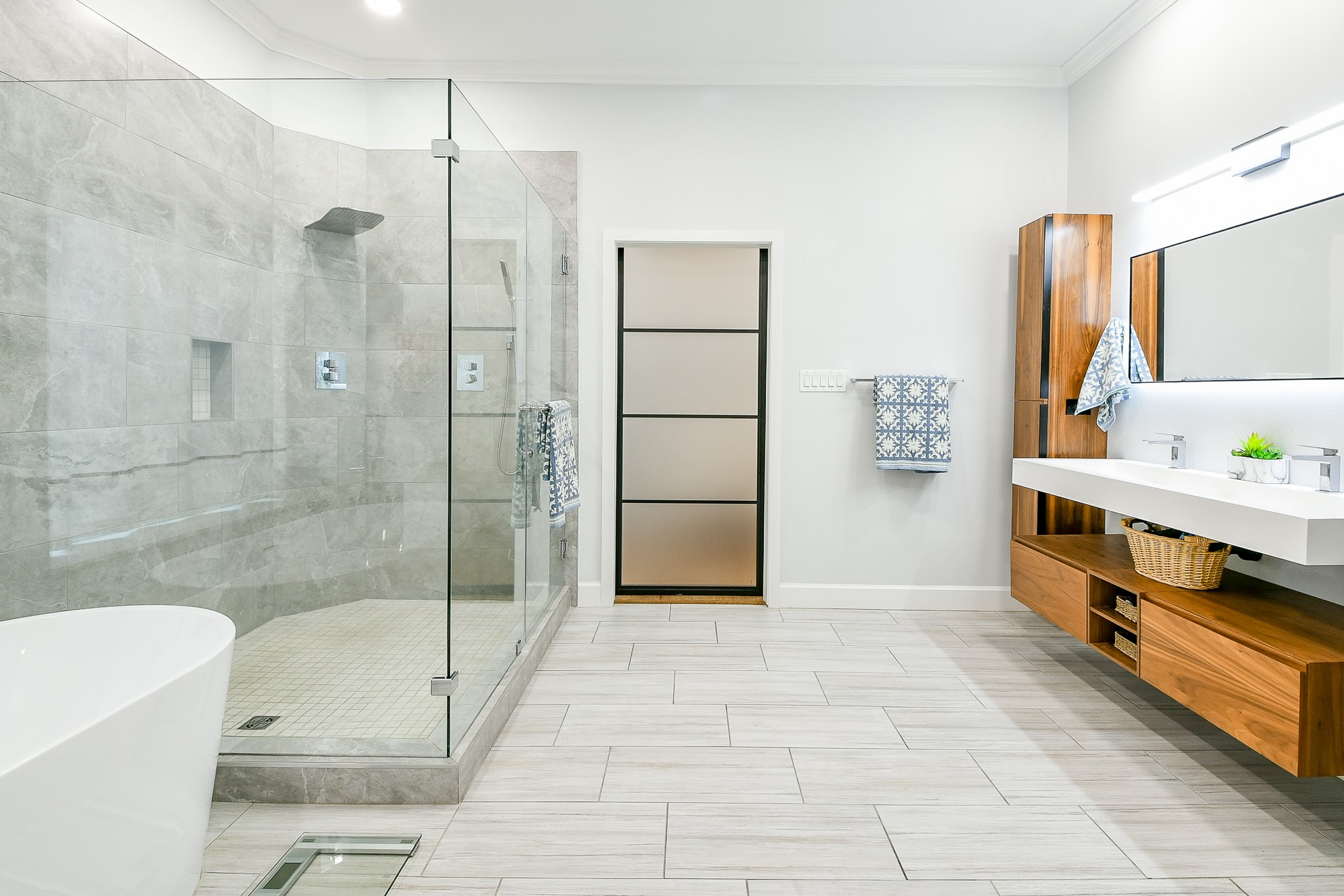 2442 Chimney Rock Road Houston, TX 77057 - Photo 33 of 50 a bathroom with a bathtub and a shower