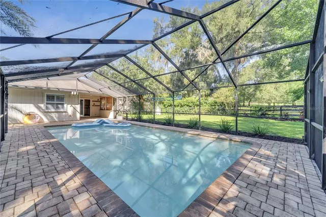 a view of a backyard