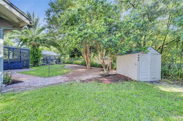 a view of a backyard