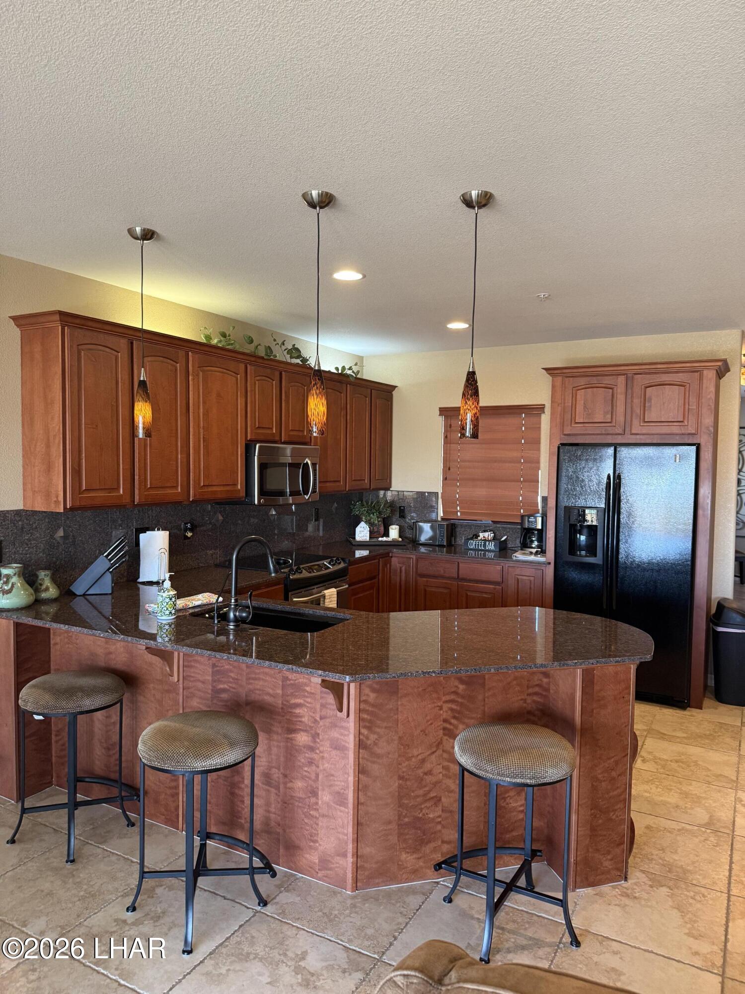 433 London Bridge Road, Unit B101 Lake Havasu City, AZ 86403 - Photo 15 of 35 a large kitchen with a table and chairs