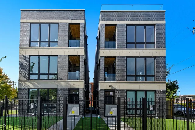 $2,950 | 3902 South Lake Park Avenue, Unit 1, Chicago, IL 60653