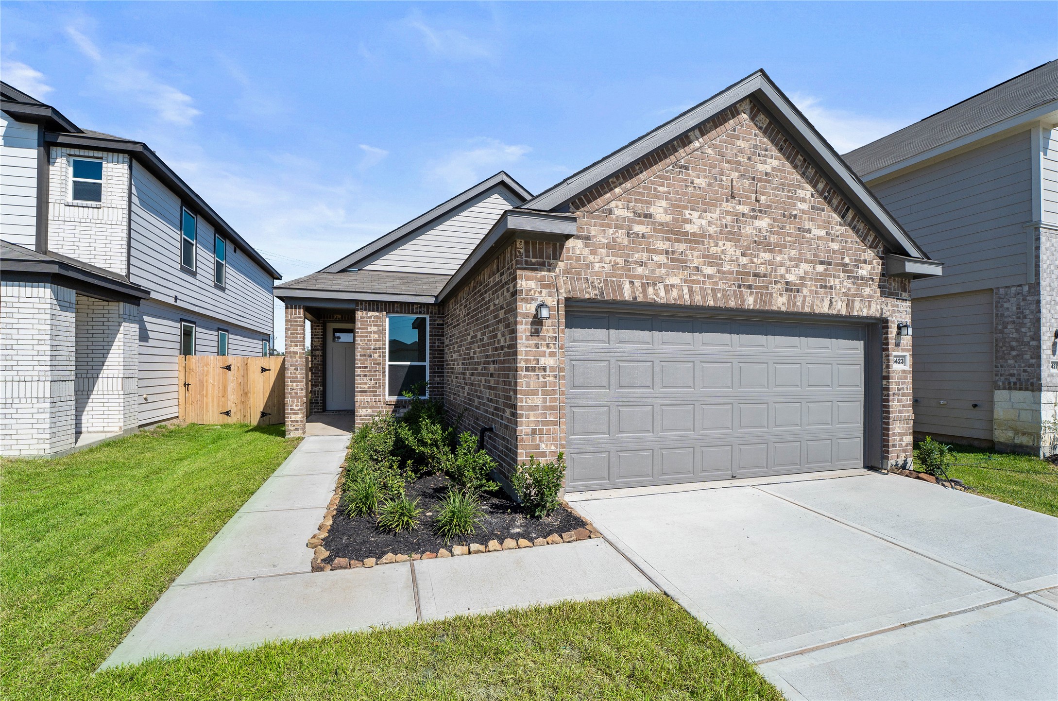 6423 Kentfield Drive Rosharon, TX 77583 - Photo 1 of 26 Welcome home to 6423 Kentfield Drive located in Glendale Lakes and zoned to Fort Bend ISD!