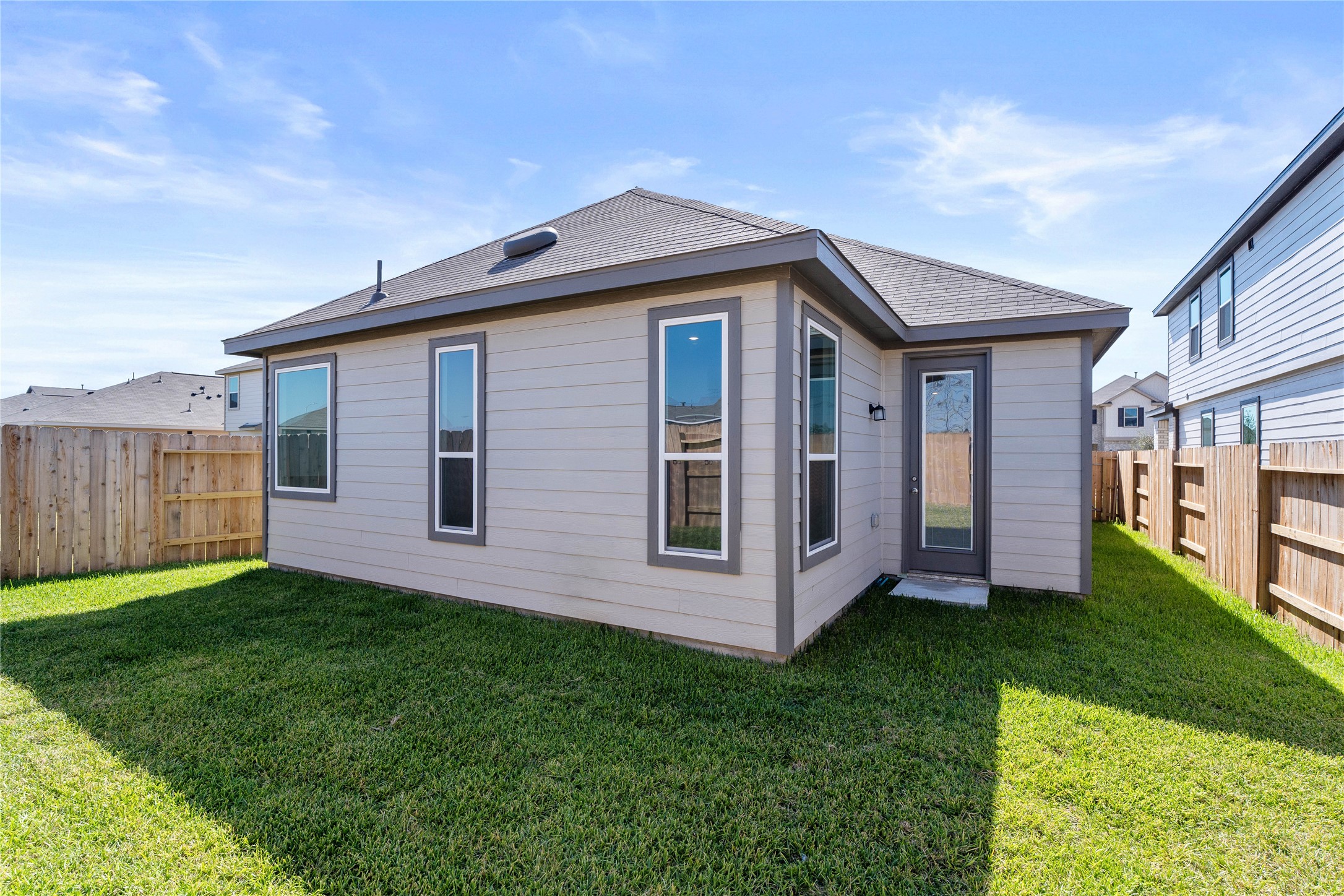 6423 Kentfield Drive Rosharon, TX 77583 - Photo 21 of 26 Come explore this expansive backyard—perfect for outdoor living! There's ample space for kids to play and adults to unwind.