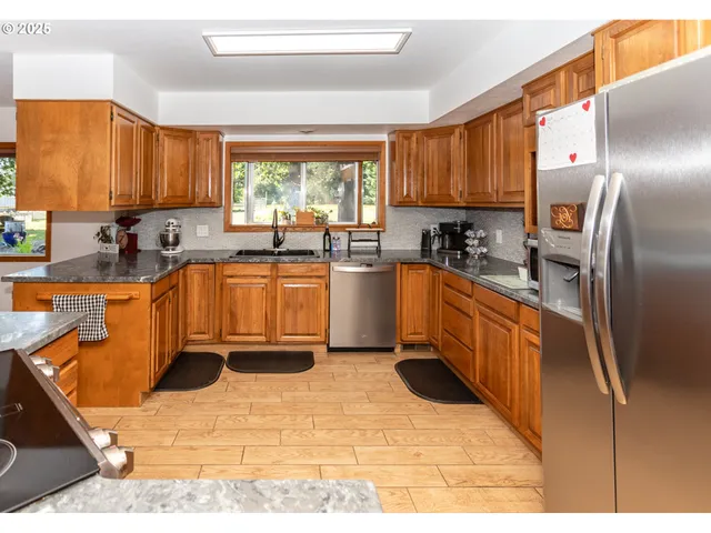 $685,000 | 89312 Territorial Highway, Elmira, OR 97437