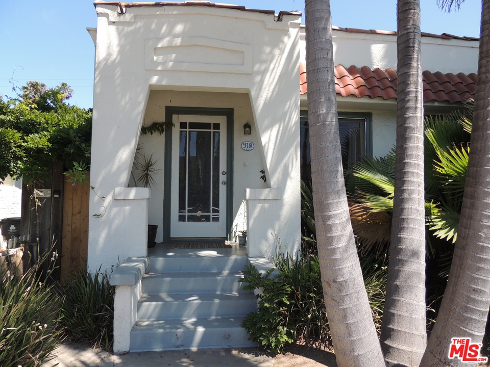908 Victoria Avenue Venice, CA 90291 - Photo 2 of 25 a view of a house with potted plants