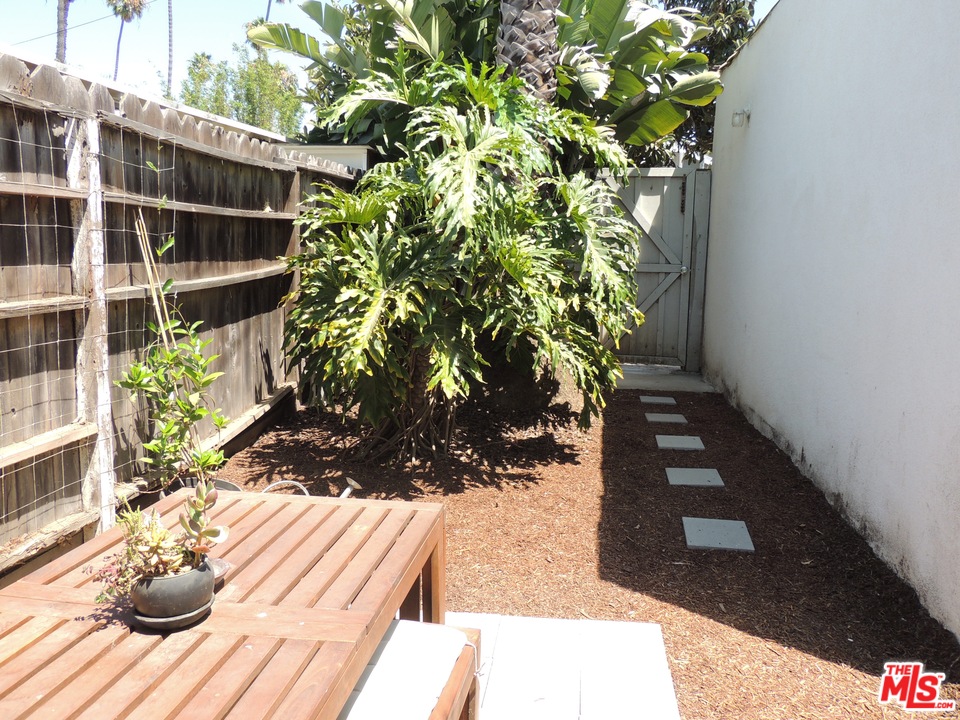 908 Victoria Avenue Venice, CA 90291 - Photo 13 of 25 a view of outdoor space with garden