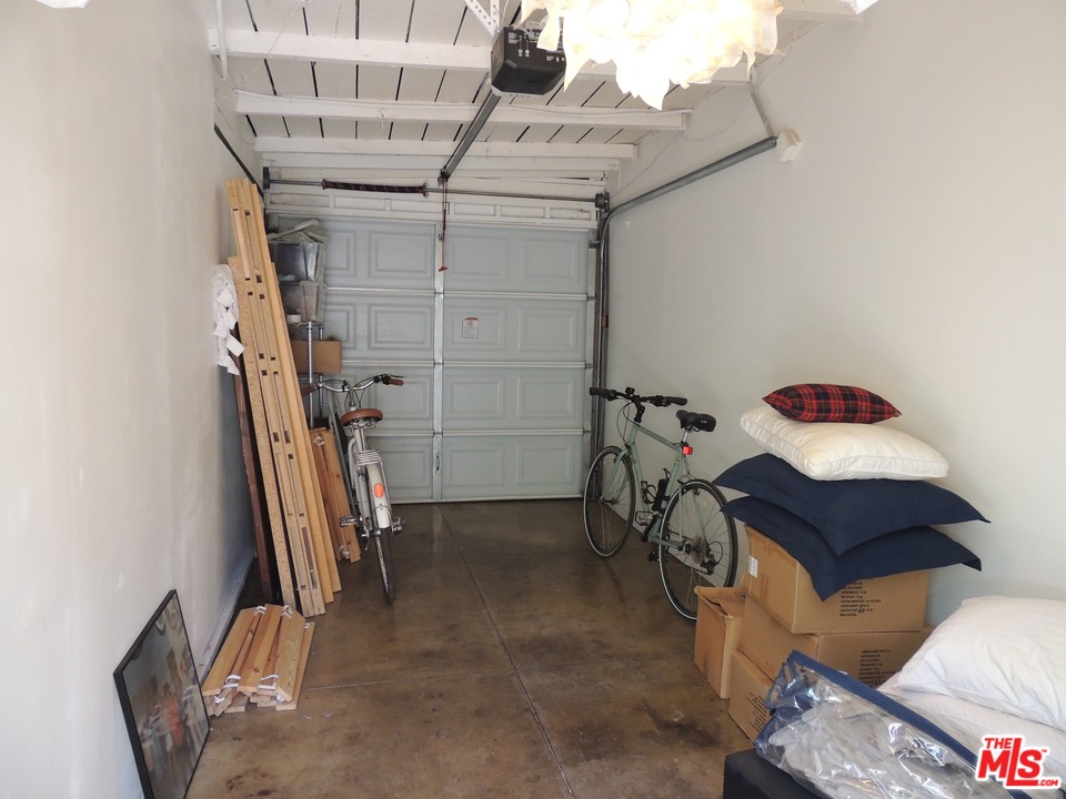 908 Victoria Avenue Venice, CA 90291 - Photo 14 of 25 a view of a room with gym equipment