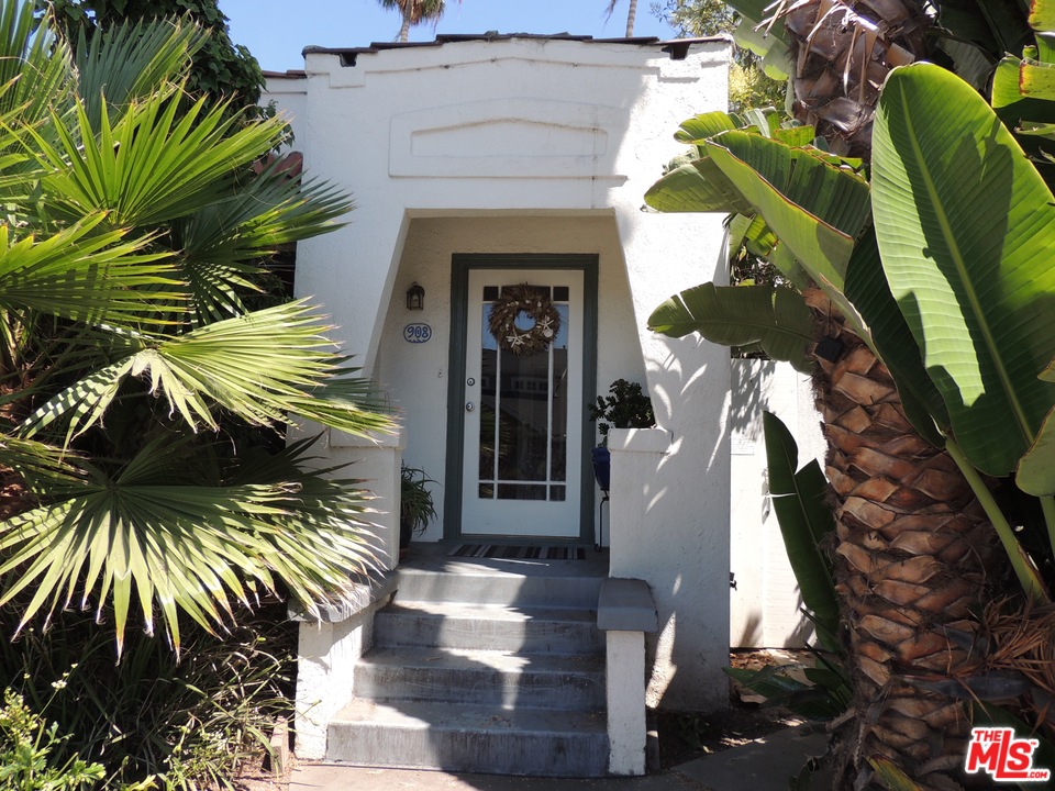 908 Victoria Avenue Venice, CA 90291 - Photo 15 of 25 a view of entryway with a front door