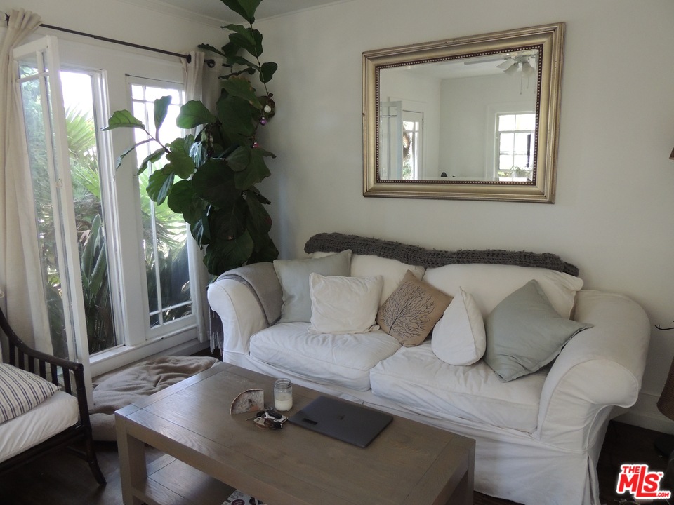 908 Victoria Avenue Venice, CA 90291 - Photo 17 of 25 a living room with furniture and a potted plant
