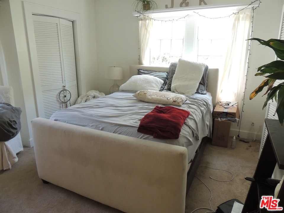 908 Victoria Avenue Venice, CA 90291 - Photo 21 of 25 a bedroom with a bed and a window