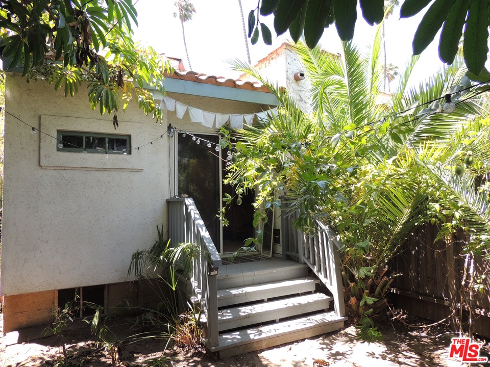 908 Victoria Avenue Venice, CA 90291 - Photo 23 of 25 a view of outdoor space and deck