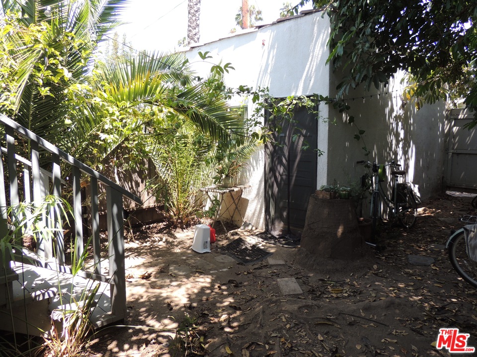 908 Victoria Avenue Venice, CA 90291 - Photo 24 of 25 a view of a tree in front of a house