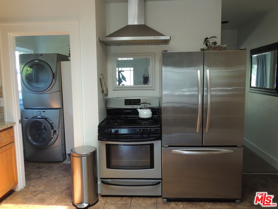 908 Victoria Avenue Venice, CA 90291 - Photo 7 of 25 a kitchen with a stove and a refrigerator