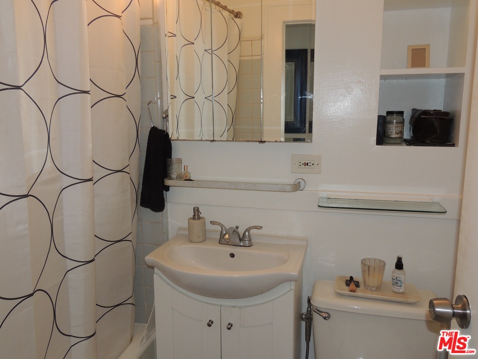 908 Victoria Avenue Venice, CA 90291 - Photo 9 of 25 a bathroom with a sink and a mirror