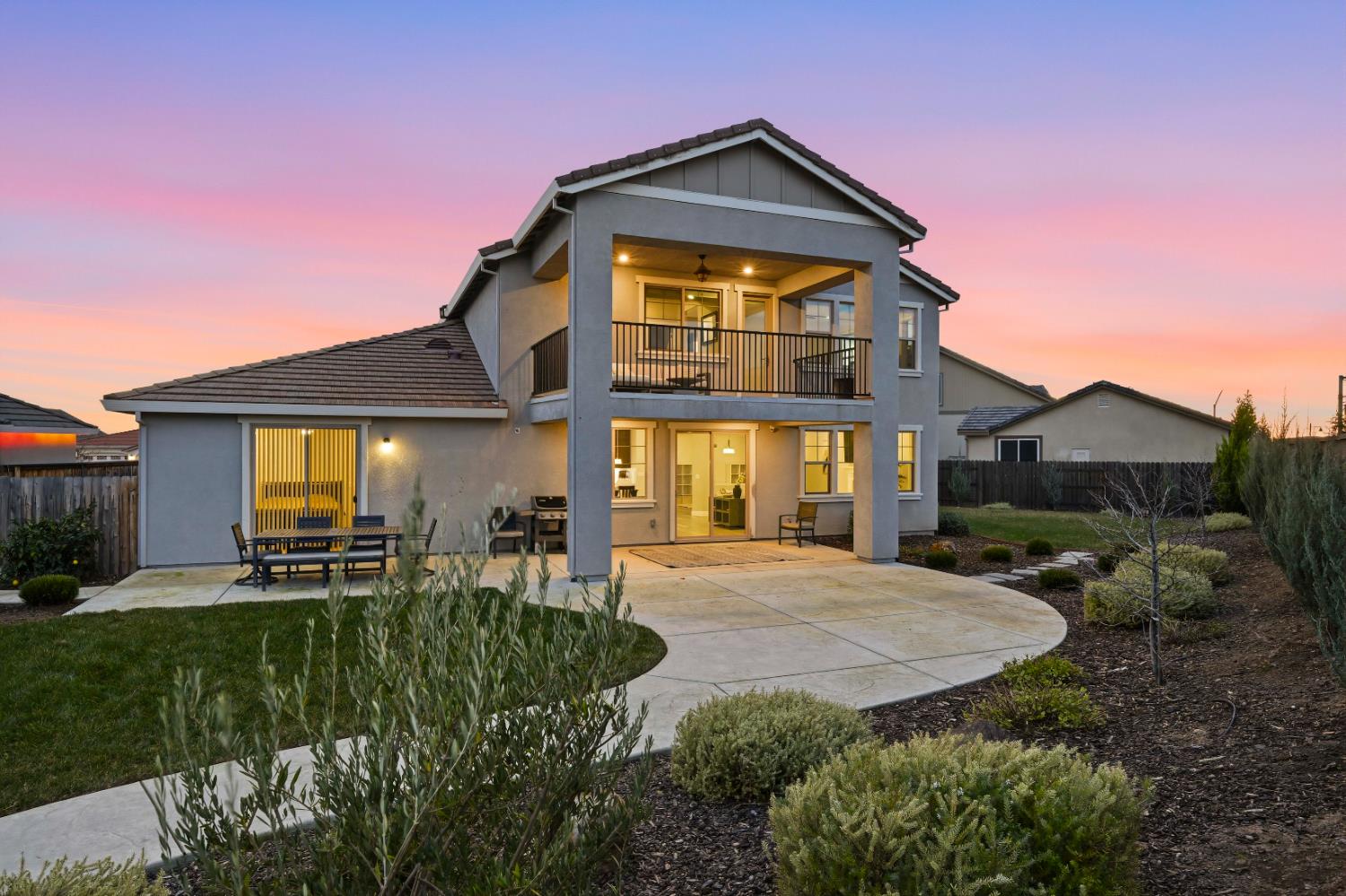 810 Broken Bit Court Rocklin, CA 95765 - Photo 4 of 47 a front view of a house with a yard