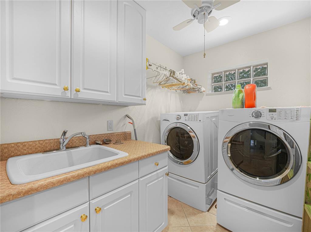 5001 Lakewood Road Sebring, FL 33875 - Photo 18 of 28 a utility room with sink dryer and washer