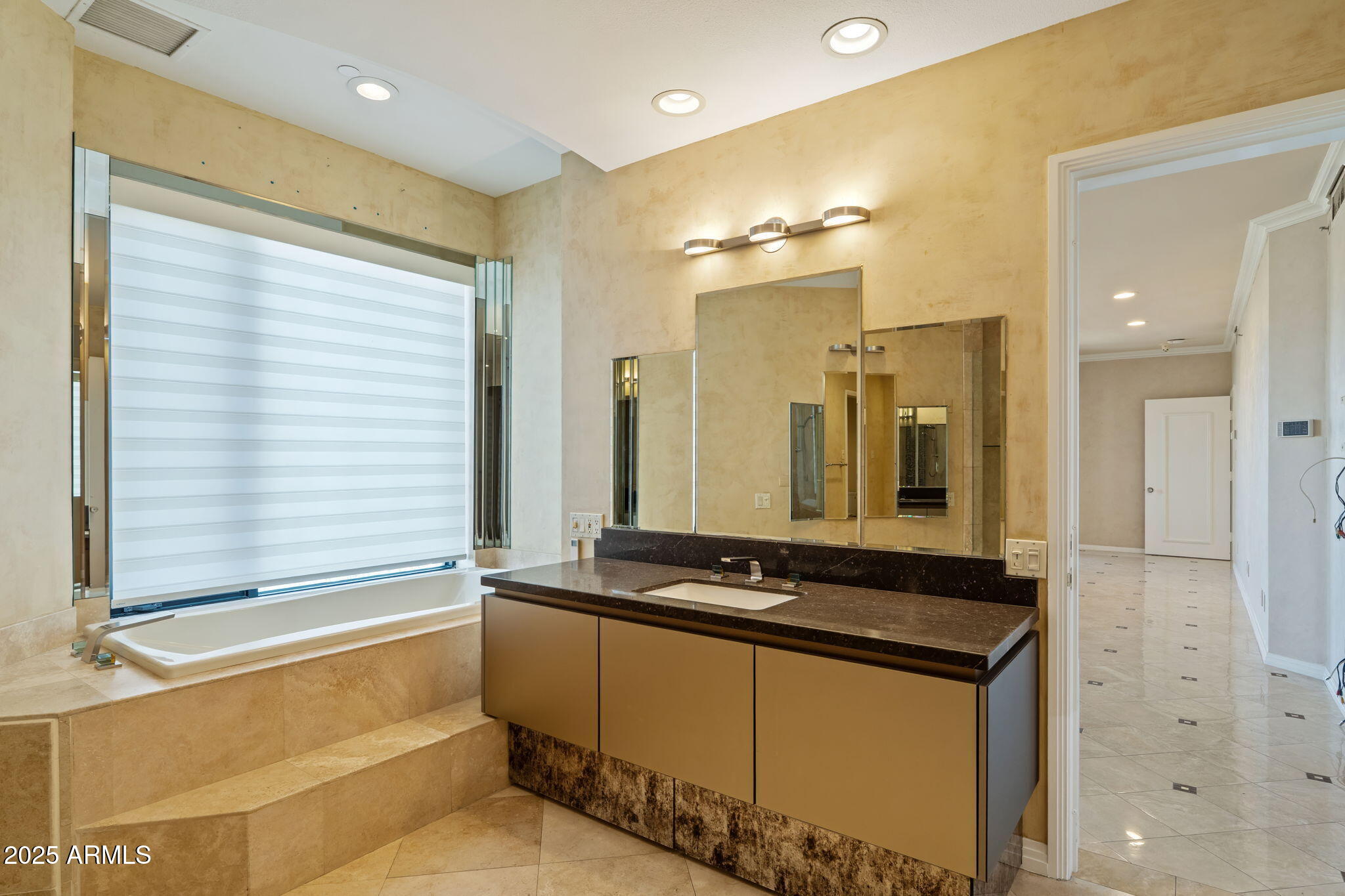 1040 East Osborn Road, Unit 1602 Phoenix, AZ 85014 - Photo 33 of 66 a bathroom with a bathtub and a sink