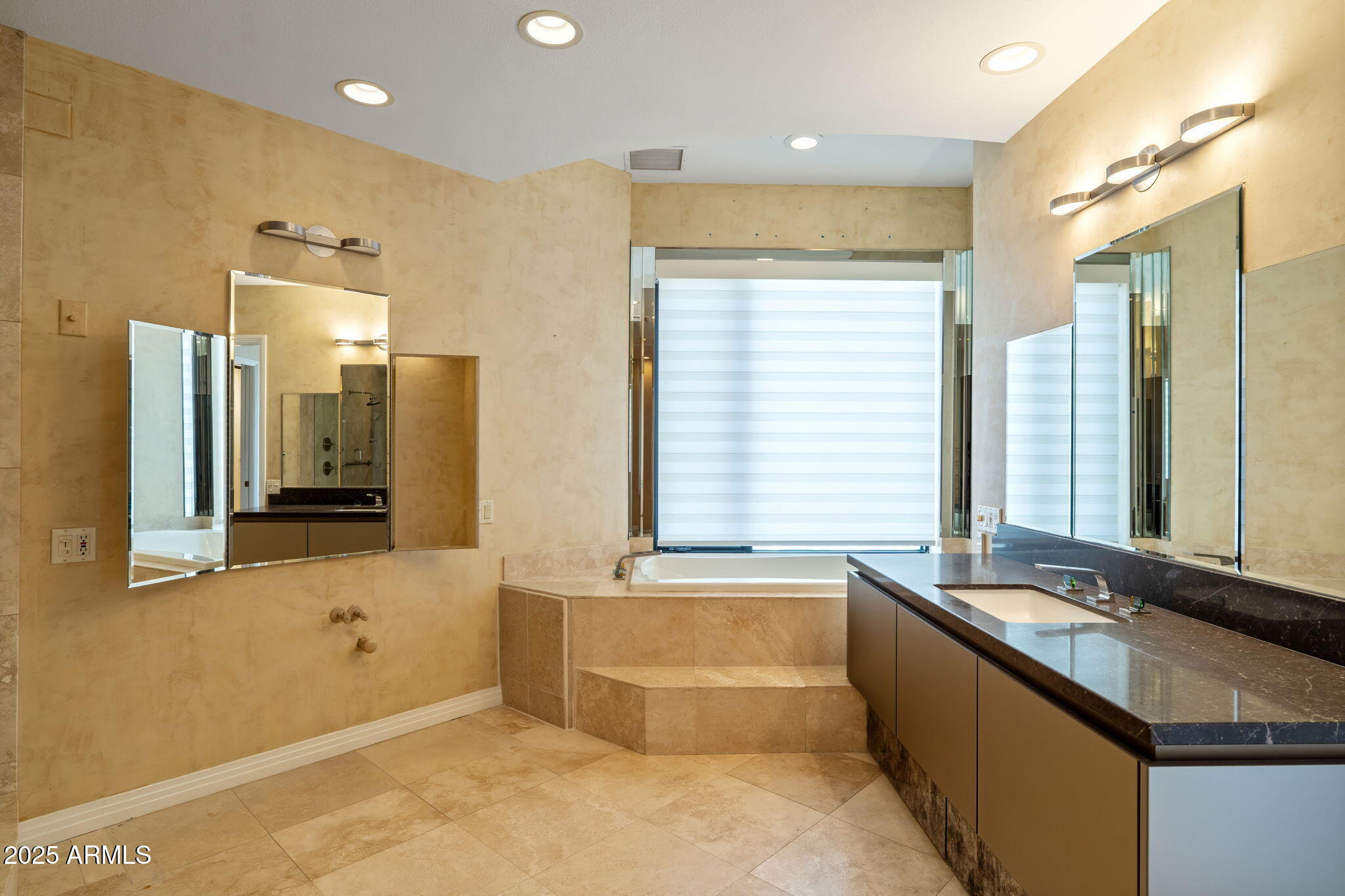 1040 East Osborn Road, Unit 1602 Phoenix, AZ 85014 - Photo 34 of 66 a bathroom with a tub a sink and a large mirror