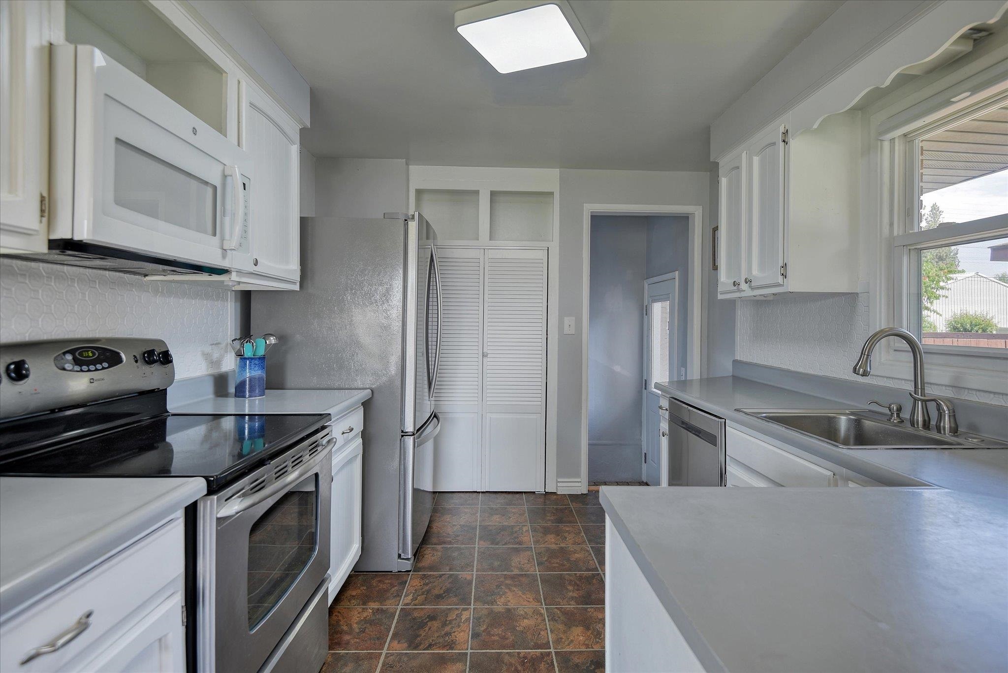 3010 West Bismark Avenue Spokane, WA 99205 - Photo 8 of 29