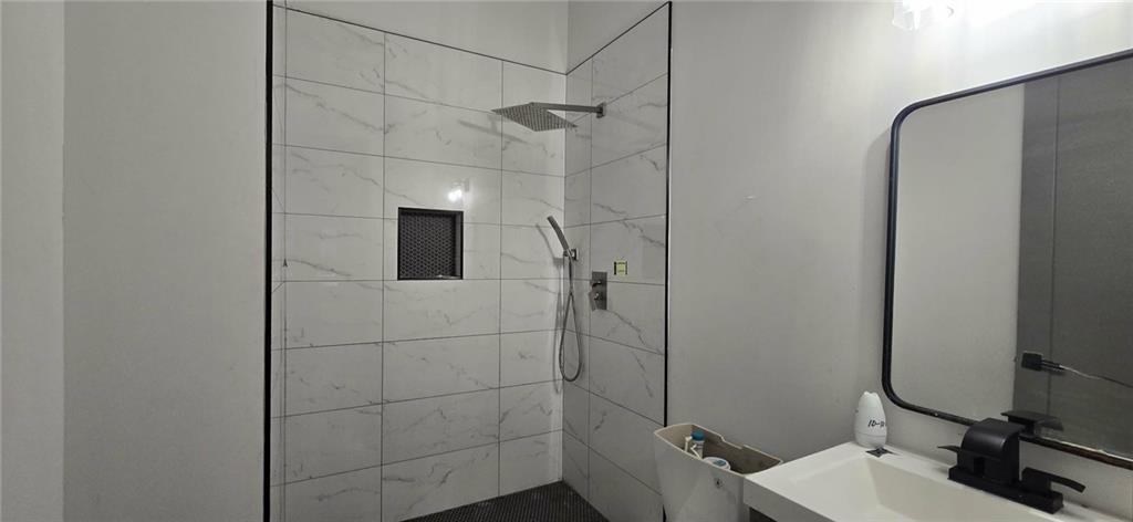 762 Cooper Street Southwest Atlanta, GA 30315 - Photo 23 of 43 a bathroom with a bathtub and a shower