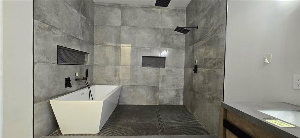 762 Cooper Street Southwest Atlanta, GA 30315 - Photo 26 of 43 a bathroom with a bathtub and shower