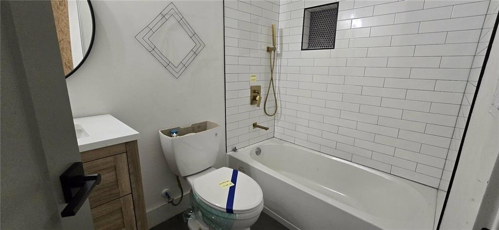 762 Cooper Street Southwest Atlanta, GA 30315 - Photo 36 of 43 a bathroom with a toilet and a bathtub