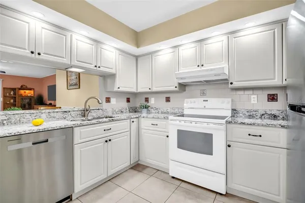 $215,000 | 2700 Nebraska Avenue, Unit 5205, Palm Harbor, FL 34684