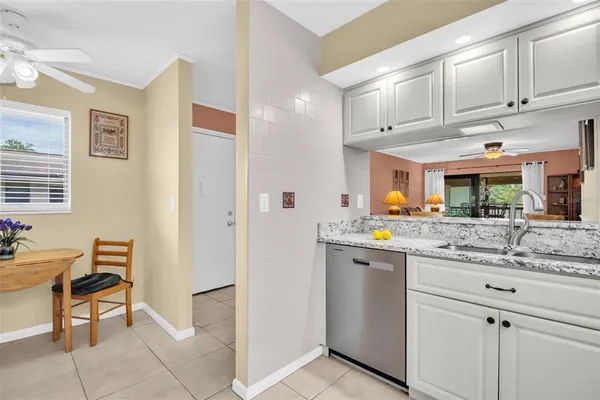 $215,000 | 2700 Nebraska Avenue, Unit 5205, Palm Harbor, FL 34684