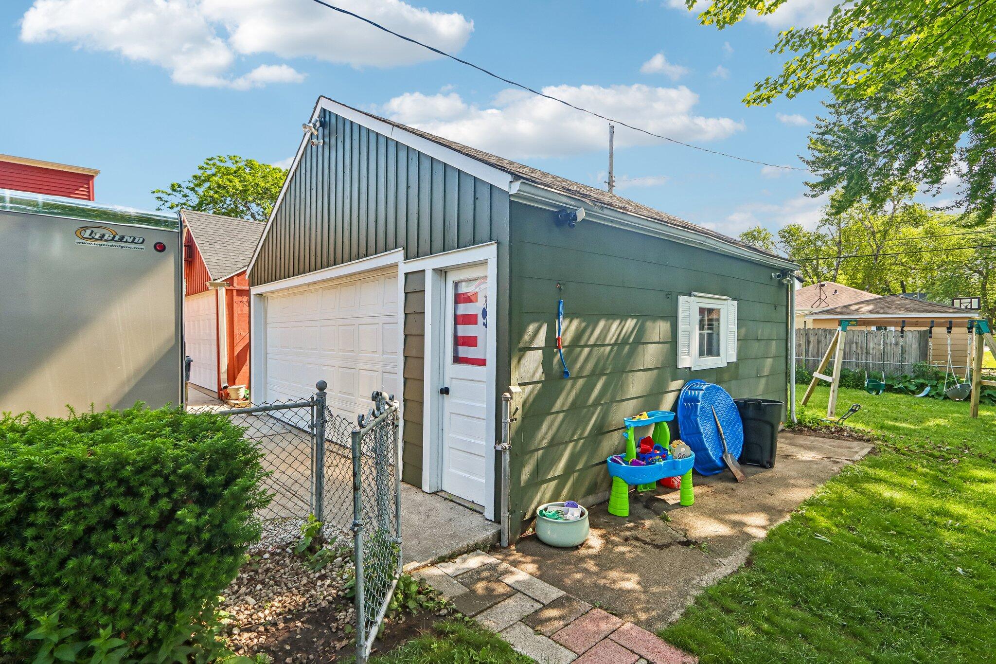 2325 Coolidge Avenue Racine, WI 53403 - Photo 5 of 48 5-web-or-mls-Coolidge Ave-S1106-005