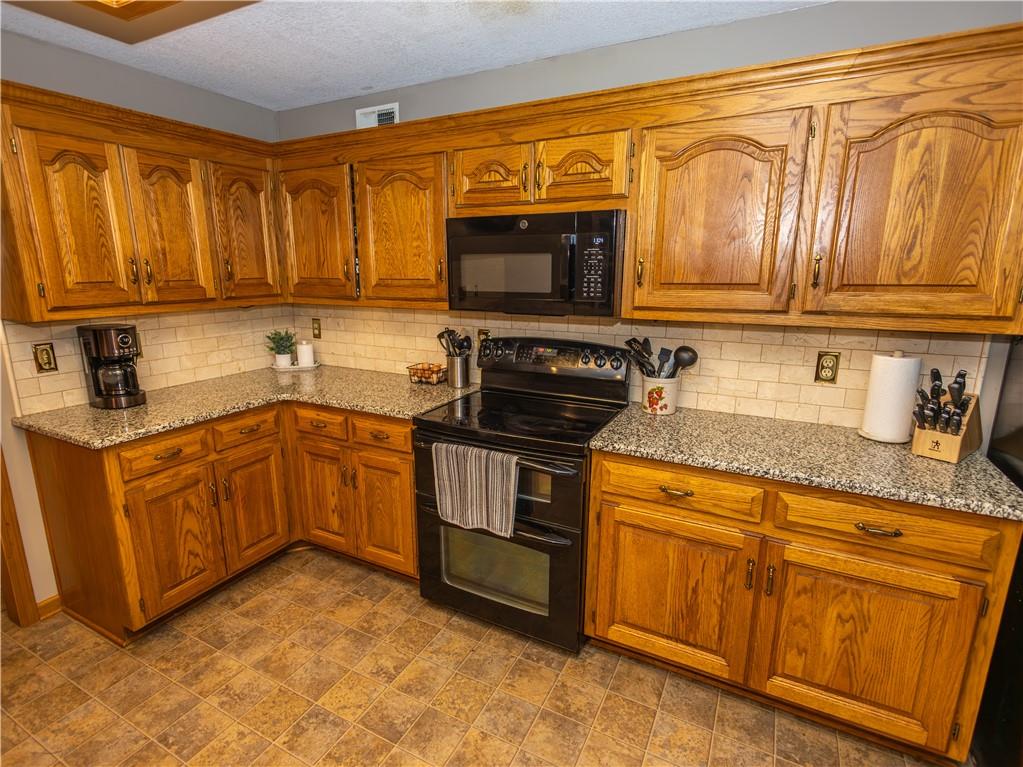 8515 Hallet Street Lenexa, KS 66215 - Photo 7 of 21