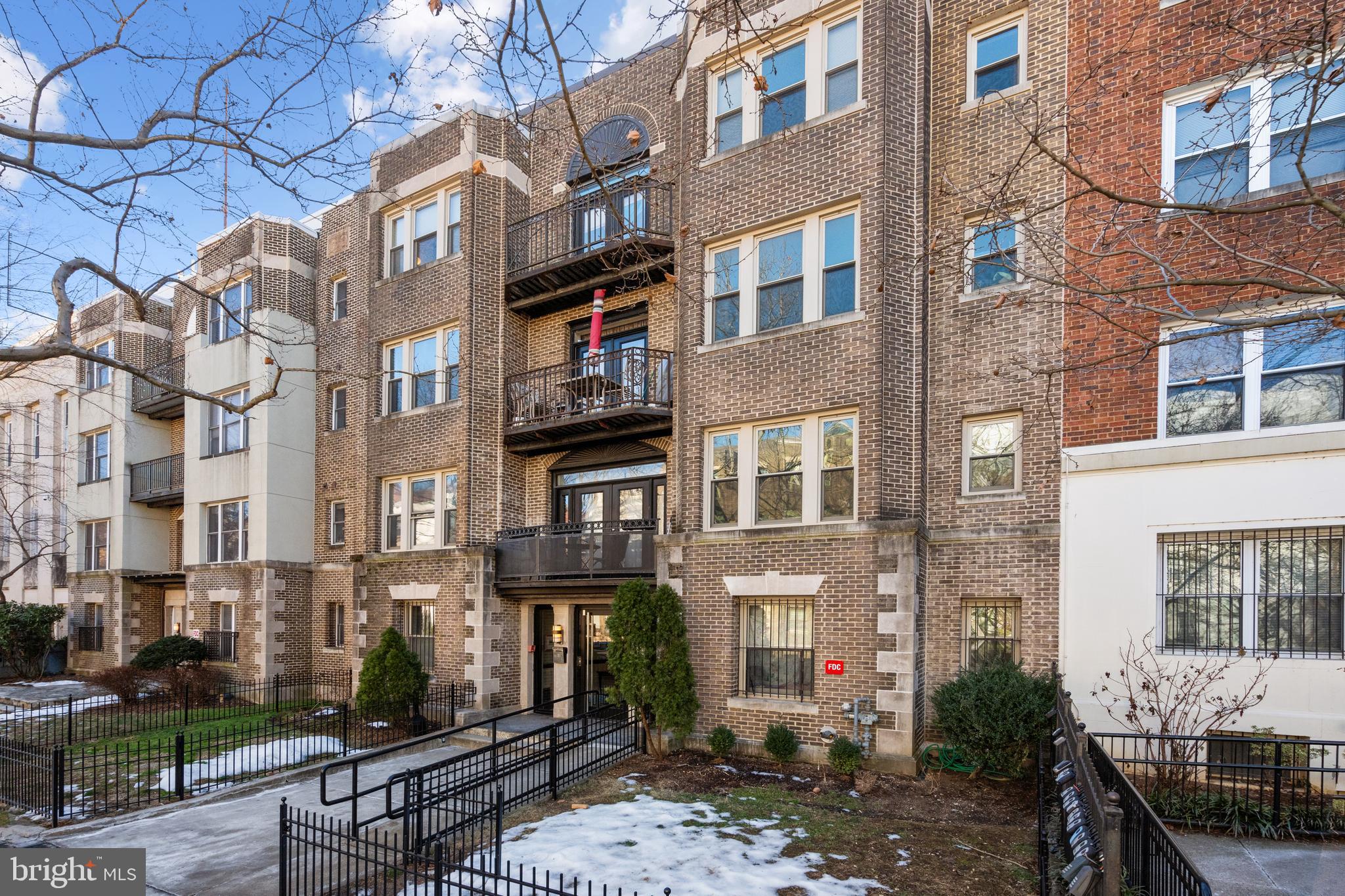 22 Unit building near metro, restaurants, & shops