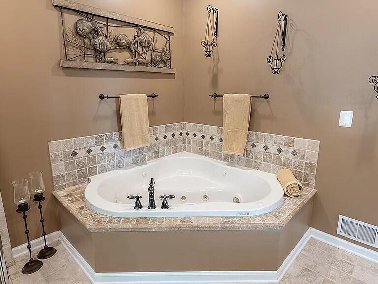3518 East Long Lake Road Harrison, MI 48625 - Photo 22 of 97 Primary Ensuite Jacuzzi Tub