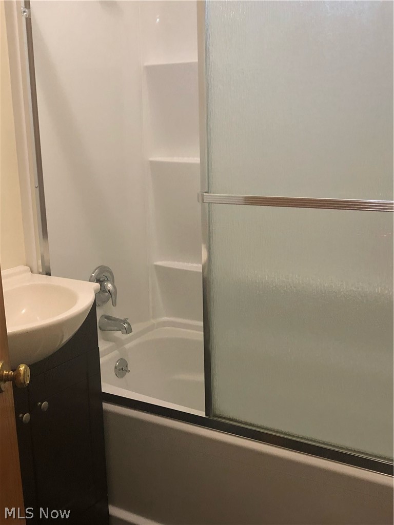 1423 Spring Road Cleveland, OH 44109 - Photo 9 of 29