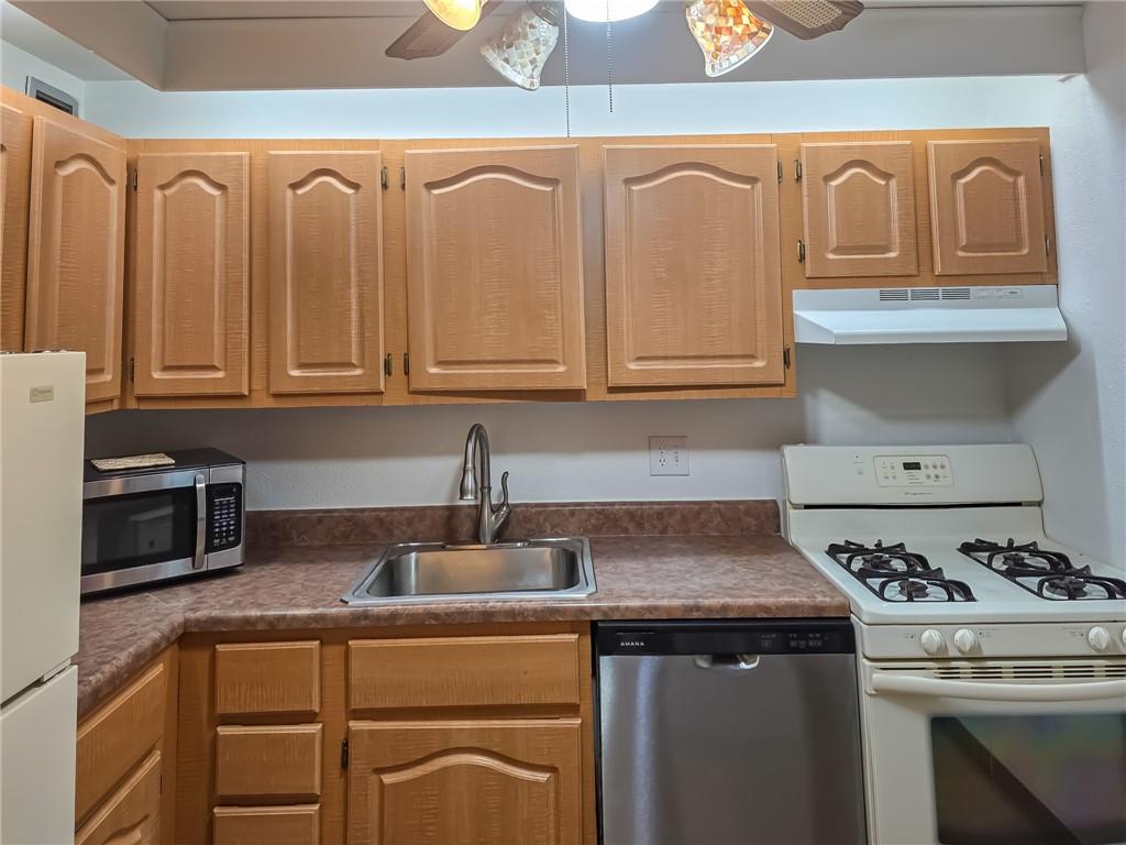 1160 Bower Hill Road, Unit 700C Pittsburgh, PA 15243 - Photo 13 of 35 a kitchen with granite countertop a sink a stove and cabinets