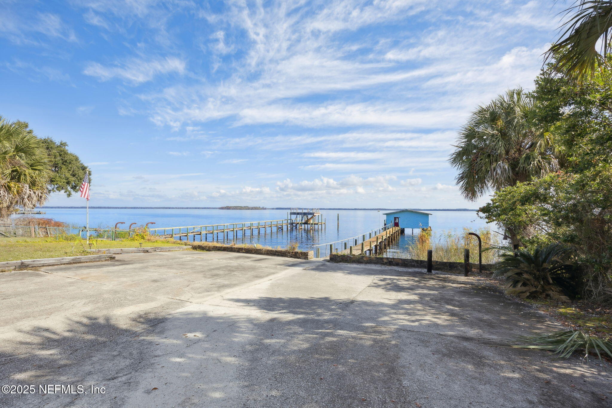 259 South Prospect Street Crescent City, FL 32112 - Photo 45 of 63 a view of a terrace next to a building