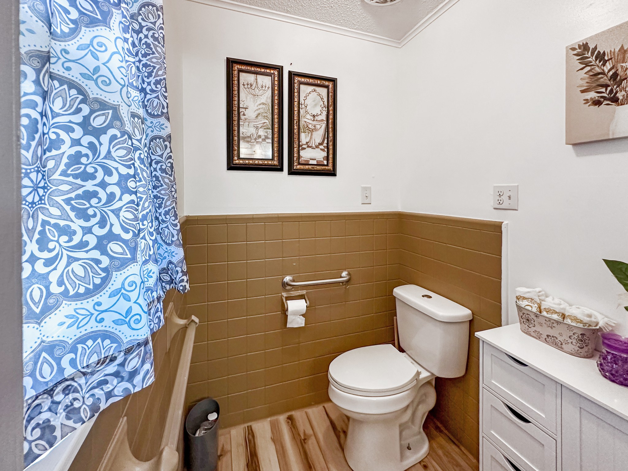 1900 Guthrie Road Paris, TN 38242 - Photo 14 of 36 a bathroom with a toilet and a sink