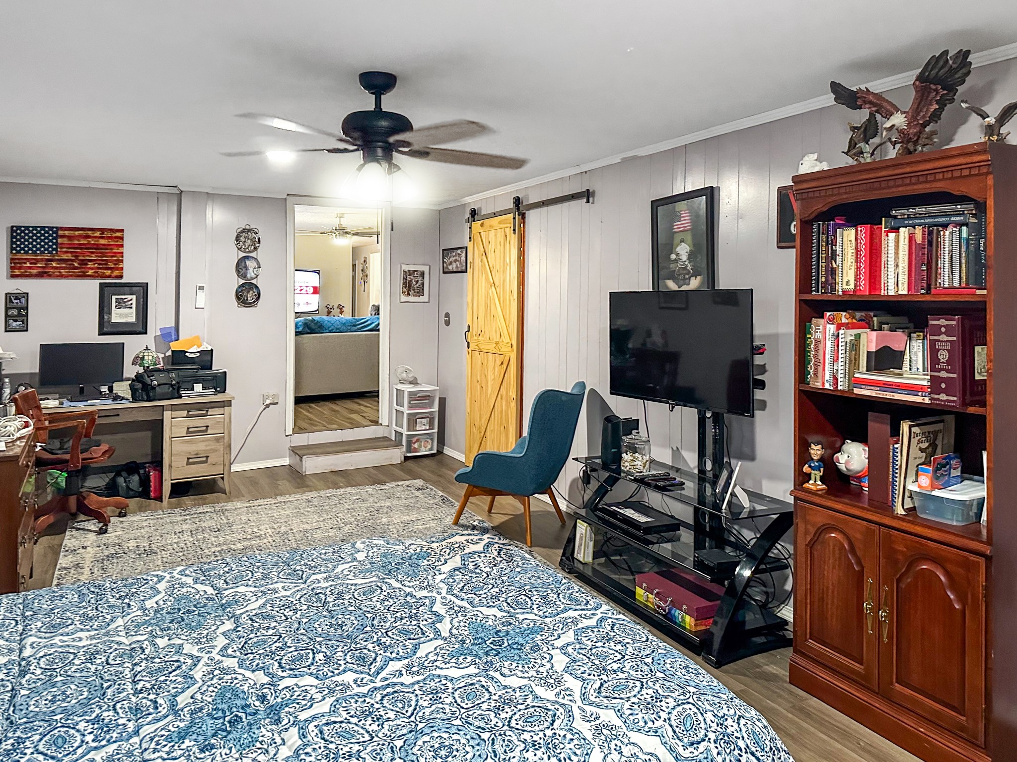 1900 Guthrie Road Paris, TN 38242 - Photo 20 of 36 a living room with furniture and a book shelf