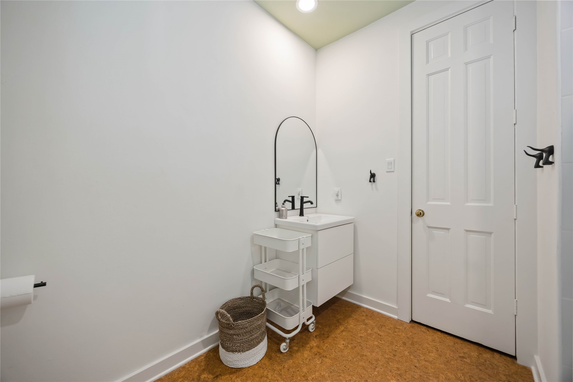 1425 Nantucket Drive, Unit B Houston, TX 77057 - Photo 33 of 38 2nd Bathroom