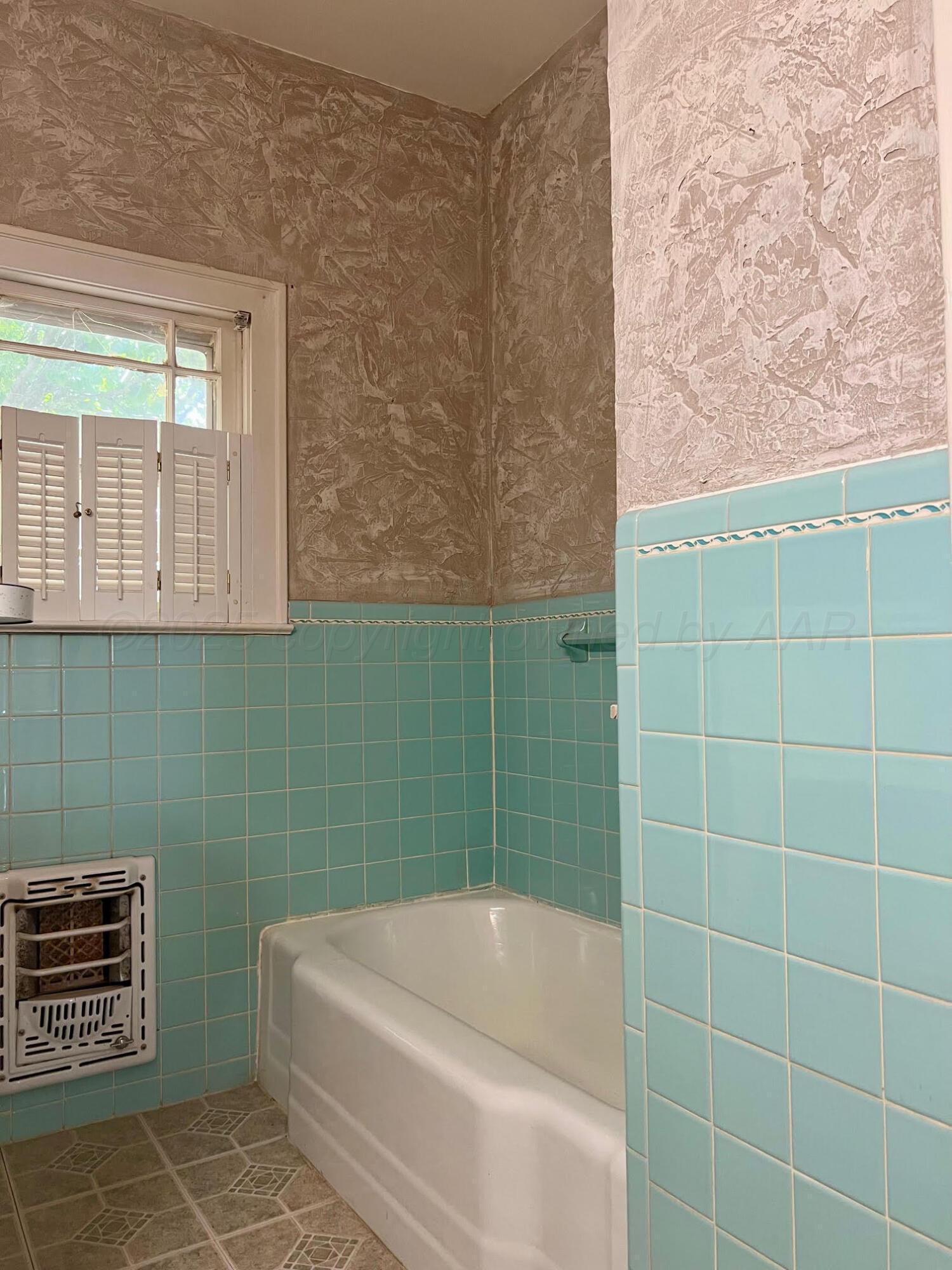 920 Montgomery Street Memphis, TX 79245 - Photo 18 of 30 a bathroom with a bathtub