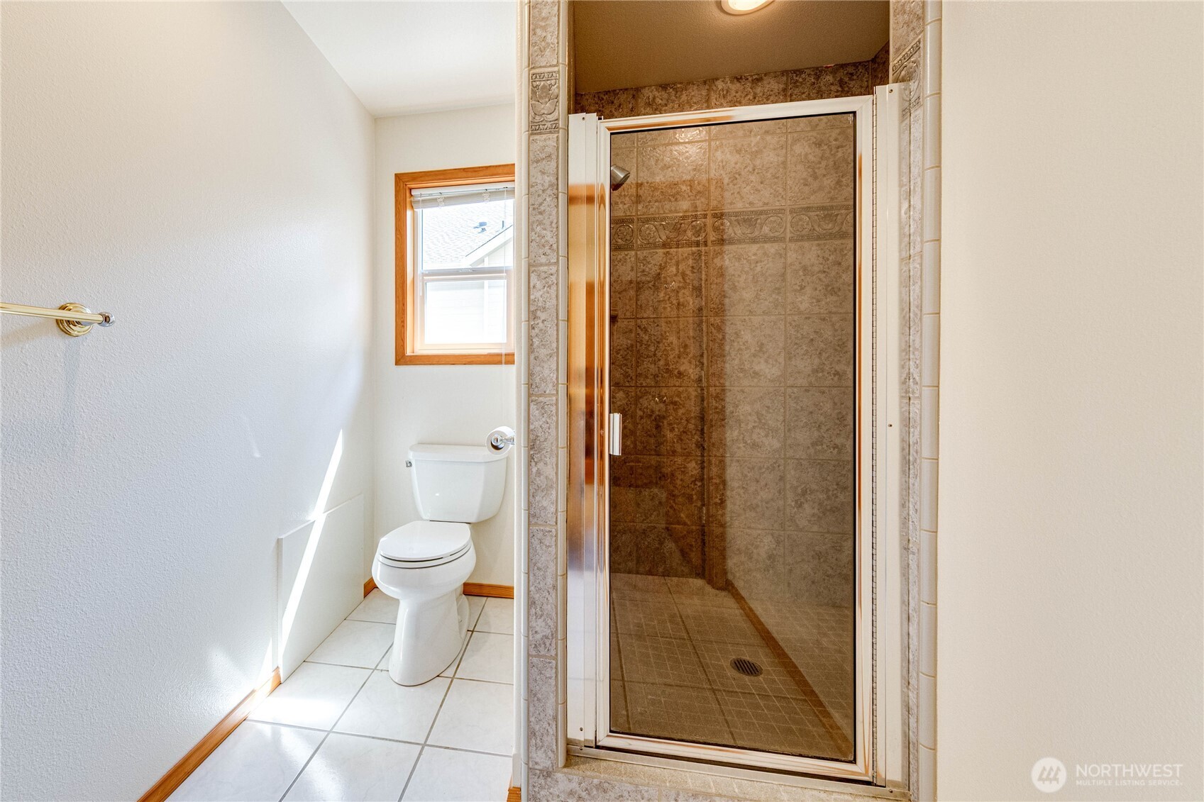 109 Vancouver Place Sequim, WA 98382 - Photo 27 of 40 a bathroom with a glass shower door