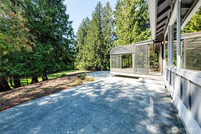 a view of a house with backyard and tree