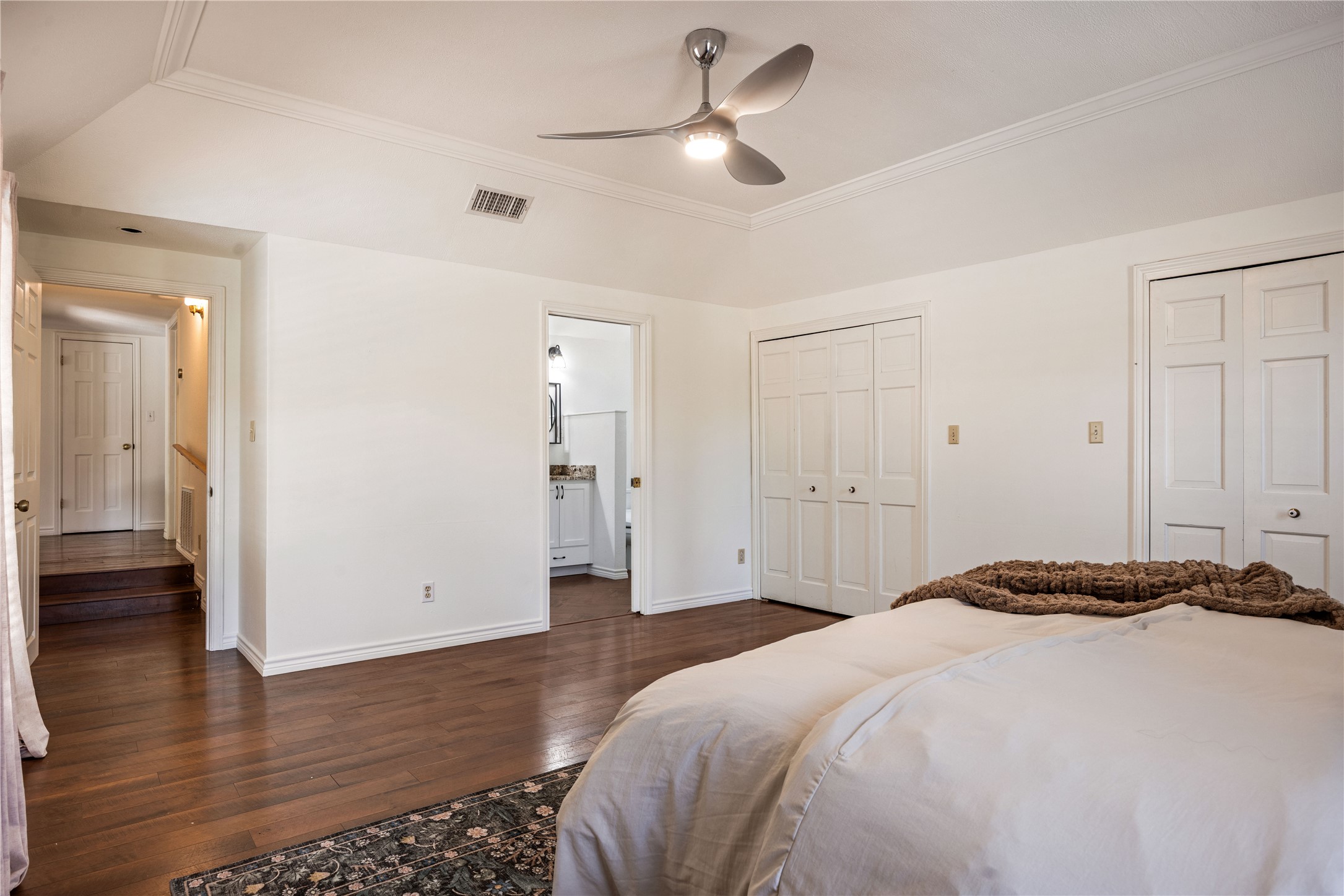 446 Roemer Road Elgin, TX 78621 - Photo 21 of 39 View of hallway and ensuite bathroom.