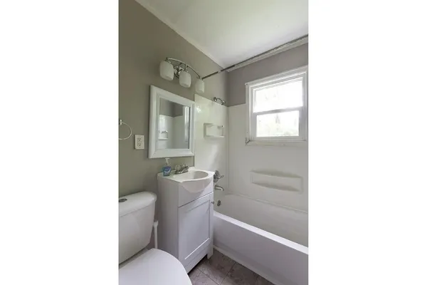 $199,999 | 10 East Pocahontas Lane, Kansas City, MO 64114