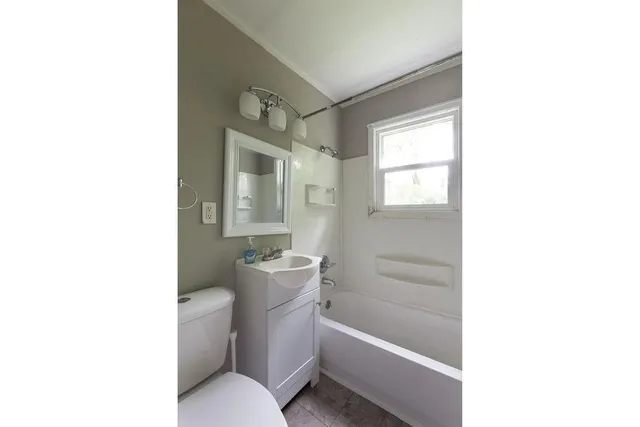 $209,950 | 10 East Pocahontas Lane, Kansas City, MO 64114